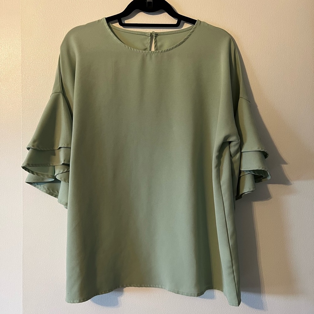 Gently Worn Ruffled Short Sleeve Blouse - XL